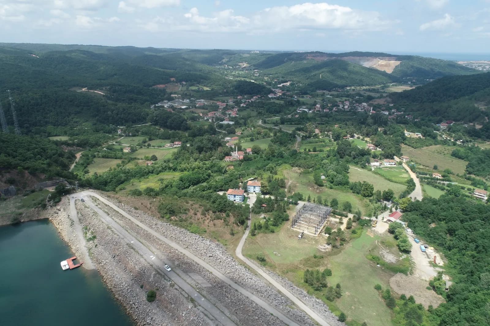 Baraj ve çevresinin havadan görünümü